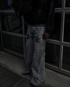 بنطلون رياضي رجالي واسع الساق مخصص من القطن الفرنسي 100٪ مع رقعة جلدية وأحجار كريمة، بغسيل أسود وغسيل متسخ ومظهر متهالك - Product Image 2