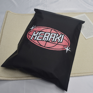 Sacs refermables en polyéthylène noirs givrés personnalisés pour l'expédition et l'emballage de vêtements, avec logo imprimé - Product Image 3