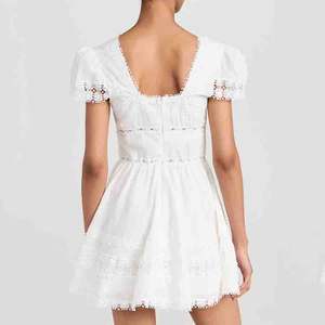 Robe courte brodée à col en V profond, manches bouffantes et dentelle, sur mesure, 100% coton bio. - Product Image 3