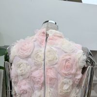 Vente en gros de vêtements de boutique : Nouvelle robe d'été sans manches coupe trapèze, rose à motifs floraux, col montant et bordure à volants noirs