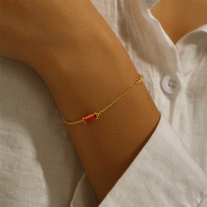 Bracelet Minimaliste en Argent S925 Plaqué Or 18 carats avec Zircon Rectangulaire Vert et Rouge pour Femme - Vente en Gros CANNER - Product Image 3