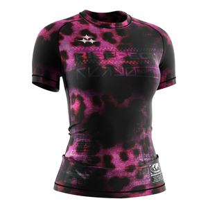 Camiseta de Protección Solar para Mujer Diseñada con Tela Elástica Transpirable que Combina Comodidad, Durabilidad y un Diseño Elegante para Deportes Marítimos y Acuáticos - Product Image 3