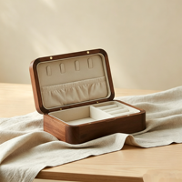 Boîte à bijoux en bois portable de voyage Tancy avec coins arrondis, fermeture magnétique, design personnalisable, intérieur en velours