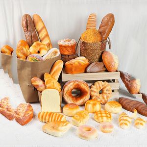 Jouets alimentaires en PU souple à rebond lent, écologiques, en forme de gâteau et de pain, jouets de simulation alimentaire artificielle en PU, vente en gros - Product Image 1