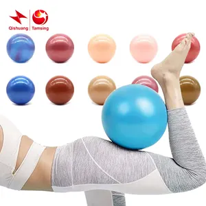 Peralatan Kebugaran Yoga Logo kustom bola Pilates 25cm antipecah ramah lingkungan Gym kecil kebugaran Mini bola Yoga PVC
