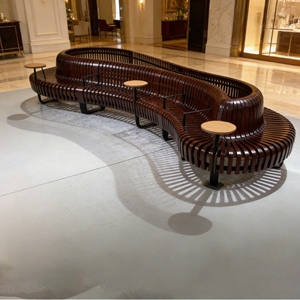 Y870A Banco Moderno en Forma de Arco para Espacios Comerciales, Asientos de Madera y Hierro Resistentes para Centros Comerciales, Tiendas Minoristas y Áreas Públicas - Product Image 1