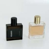 Bouteilles en verre de parfum de capacité différente de la place plate 50 Ml 100 Ml en stock avec des chapeaux de boule