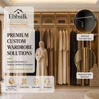 Dressing sur mesure avec cadre en aluminium couleur or champagne, porte vitrée battante, hauteur pleine du sol au plafond, pour villa