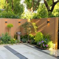 Panneau de clôture composite en bois et plastique Panneau de porte de jardin Intimité Wpc Kit de poteaux de clôture Prix avec cadre en aluminium