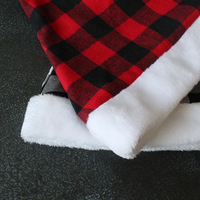 Chapeau de Père Noël du Nouvel An en gros bon marché Motif de grille à carreaux décoratifs de Noël Chapeaux de Père Noël à carreaux rouges et noirs