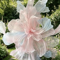 Installation de fleurs géantes en organza rose avec dégradé de couleurs pour toile de fond de mariage, vitrine de centre commercial et décoration de scène événementielle