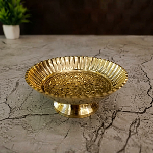 Assiette décorative ronde en métal poli avec incrustation dorée, style glamour, pour fêtes et réceptions - Product Image 1