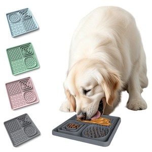 Al por mayor Tapete de silicona cuadrado para lamer con cuatro zonas de textura, ventosas y comedero lento para perros durante el baño y el aseo - Product Image 1