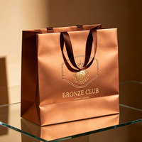 Sacs cadeaux en papier carton à base carrée avec logo personnalisé et poignée en tissu pour l'emballage de cadeaux de vacances