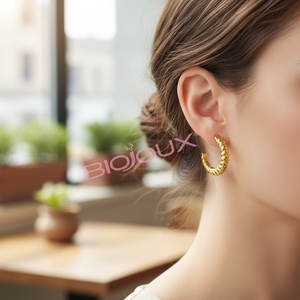 Aretes TWIST AGAIN Biojoux de 16 mm y 24G, Geométricos, con Cristales de Imitación, Hipoalergénicos, Finos, Tipo Aro, Modernos, Chapados en Oro de 18K para Mujer - Product Image 3