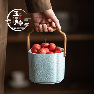 Panier à fruits en céramique Wu Xi Tang avec poignée en bois, motif nuage bleu, récipient de rangement pour fruits et collations - Product Image 1