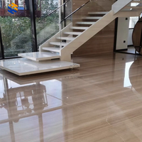 Carrelage intérieur moderne pour appartement, en marbre blanc doré KT STONE, veinage à effet de brossage brun doré, pour plancher de salon ouvert.