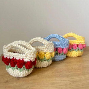 Sac panier à fleurs en crochet fait main, mini design floral, artisanat en fil, cadeau décoratif, étui à écouteurs mignon en coton fait main au crochet - Product Image 5