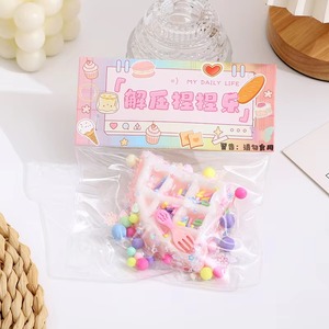 Jouet anti-stress ultra doux et portable en silicone, design gâteau waffle, pour décoration de bureau et jouet pour enfants, disponible en stock - Product Image 2