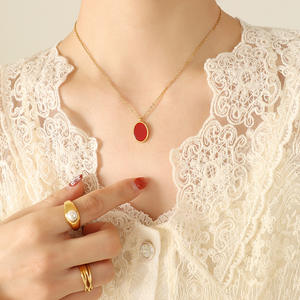 Collar con colgante ovalado rojo de estilo clásico chapado en oro 18K femenino de acero inoxidable para regalo de mujer - Product Image 3