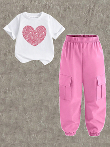Set 2 Pezzi Personalizzati OEM per Bambine: Maglietta con Cuore di <span class=keywords><strong>Paillettes</strong></span> e <span class=keywords><strong>Pantaloni</strong></span> Cargo Rosa, Abbigliamento Casual di Alta Qualità per la Scuola - Product Image 2