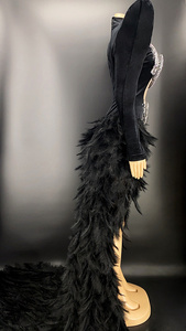 Costume da Palcoscenico Sexy per Cantante, <span class=keywords><strong>Abito</strong></span> <span class=keywords><strong>Nero</strong></span> <span class=keywords><strong>con</strong></span> Coda di <span class=keywords><strong>Piume</strong></span> e Dettagli a Forma di Serpente <span class=keywords><strong>con</strong></span> Diamanti - Product Image 3
