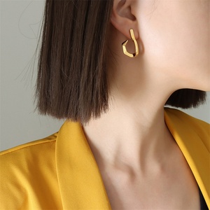 Pendientes de botón en forma de J, chapados en oro, de diseño sencillo y moderno, para mujer. - Product Image 3