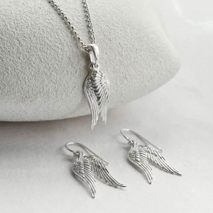 Nouvelle collection de bijoux fins de luxe en argent 925 plaqué or, ensemble de boucles d'oreilles et collier en forme d'ailes d'ange pour femmes, idéal pour les fiançailles et les soirées - Product Image 1