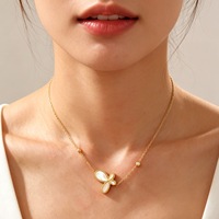 Elegante Juego de Joyería con Aretes de Mariposa Chapados en Oro de 18K, Pulsera de Acero Inoxidable y Collar de Mariposa con Concha Blanca