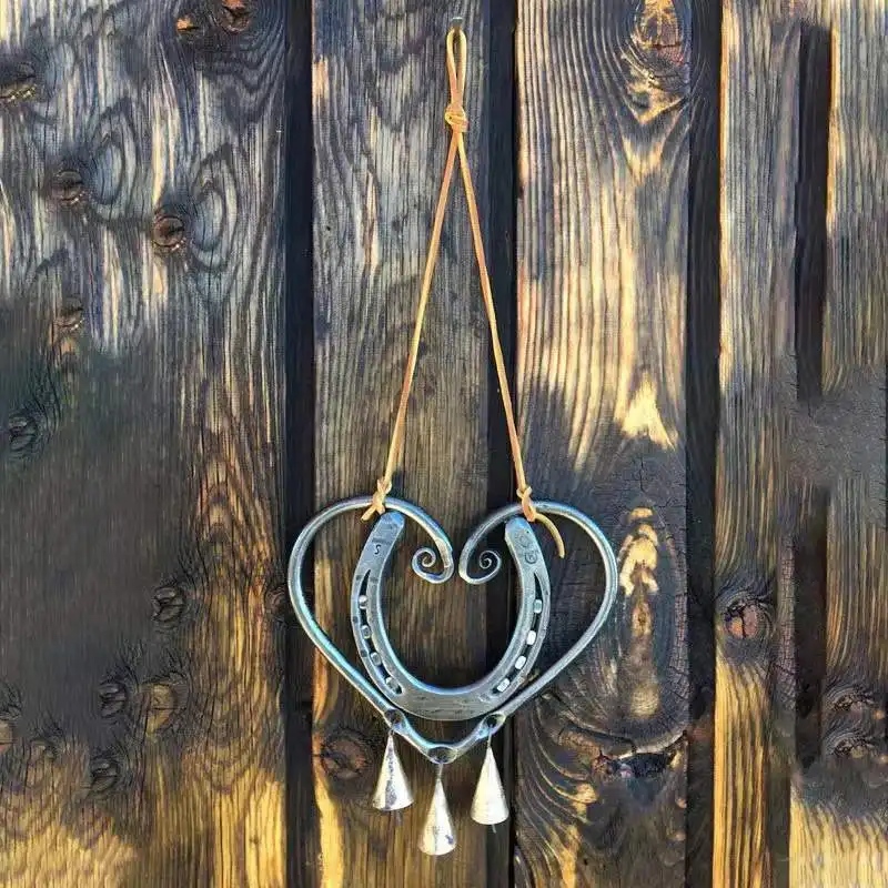 YJL vente chaude extérieur jardin décoration vintage Valentine coeur forme métal vent cloche suspendus carillons grand vent cloche porte décor