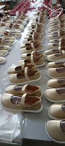 Sandalias Planas Casuales para Niños y Jóvenes TipsieToes, Sandalias Descalzas Cruzadas Negras de Cuero Genuino Transpirable, Sandalias Ergonómicas con Caída Cero - Product Image 2