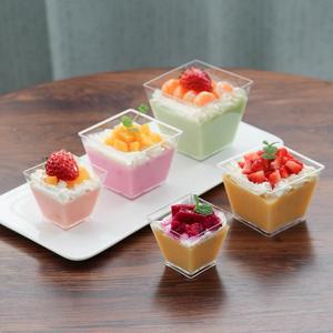 Lot de 60 tasses à dessert de 4 oz avec couvercles plats et cuillères Mini tasses parfaites en plastique Tasses carrées transparentes pour l'apéritif, gâteau et crème glacée - Product Image 1