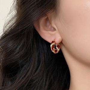 ต่างหูห่วงทรงกลมสไตล์ฝรั่งเศสสุดหรูหราแบบเรโทร ประดับด้วยเพชรซิร์คอน ชุบทอง ทำจากโลหะผสม ของขวัญเครื่องประดับสำหรับผู้หญิงสุดอินเทรนด์ - Product Image 2