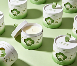 Vela Aromática de Jazmín en Envase de Tubo de Papel Ecológico con Diseño Floral y Cinta Verde - Product Image 5