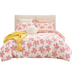 Parure de lit en coton Garden Bloom motif floral rose et vichy pêche, en stock en Pologne, pour la vente en gros et le dropshipping UE, 3 pièces - Product Image 1