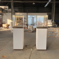 Vitrine en verre ondulé blanc avec éclairage LED et système de verrouillage pour bijoux et objets d'art, usage commercial dans les centres commerciaux