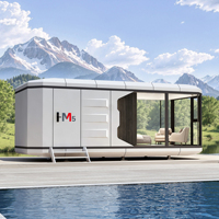 Maison modulaire préfabriquée en aluminium sur mesure, capsule M5, pour resort de glamping et villa privée dans un jardin.