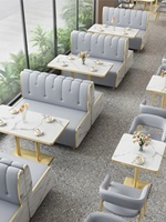 Table moderne en bois avec thé au lait, ensemble de chaises, banquette tendance, canapé, gâteau, dessert, boulangerie, snack, burger, café, meubles de salle à manger