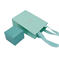 Maßgefertigte Papiertüten in Champagner-Gold, Elegante Verpackungstaschen mit Geprägtem Firmenlogo für Luxuriöse Einzelhandels- und Geschenkanlässe