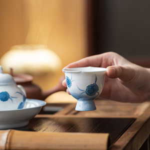 Taza de té de cerámica Guanlan con patrón floral azul, taza de porcelana redonda de pie alto para té de la tarde. - Product Image 1