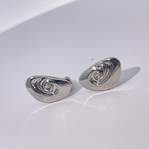 Boucles d'oreilles clous en laiton plaqué or de style classique géométrique en forme de vague sans pierres précieuses unisexe Tianyu Gems - Product Image 4