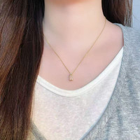 Collier en or jaune 18 carats avec diamant rose de laboratoire taille coussin allongée, motif petite fleur, diamant fantaisie certifié IGI et pierres latérales