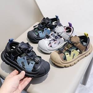 Sandales d'été 2026 pour garçons, mignonnes et décontractées, pour la plage et l'extérieur, avec embout de protection, fermeture à boucle et sangle arrière, tige en microfibre et maille, antidérapantes - Product Image 1