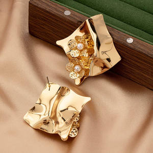 Pendientes de mujer de flor de perla tridimensional con pliegues de Metal geométricos irregulares a la moda - Product Image 3