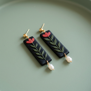 Boucles d'oreilles pendantes rectangulaires noires pour femmes, plaquées or, motif fleur rouge et feuille verte avec imitation perle - Product Image 1