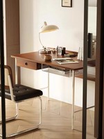 Bureau d'ordinateur compact de style vintage en bois massif, inspiré du design japonais minimaliste, idéal pour le bureau à domicile ou l'étude.