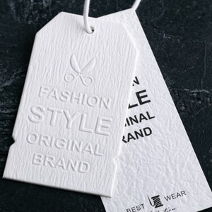 Étiquettes de vêtements personnalisées de luxe mates avec logo et code-barres, design en <span class=keywords><strong>papier</strong></span> gaufré avec attache en plastique pour chaussettes et vêtements - Product Image 2