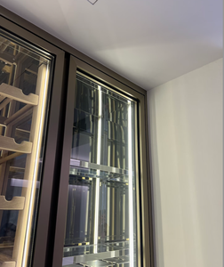 خزانة نبيذ أنيقة مخصصة مع أرفف معدنية ذهبية وغلاف زجاجي لأثاث الترفيه المنزلي - Product Image 4