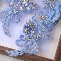 Vente en gros : Applique 3D fleurie perlée et strassée, patch brodé en maille bleu clair, décoration de costume OEM ODM