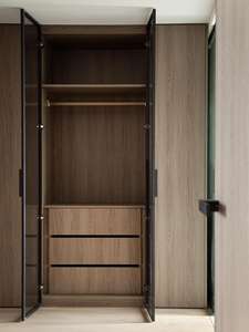 Armoire moderne sur mesure pleine grandeur avec coins arrondis, portes en bois massif, caractéristiques réglables, finition noyer pour mobilier de chambre - Product Image 4